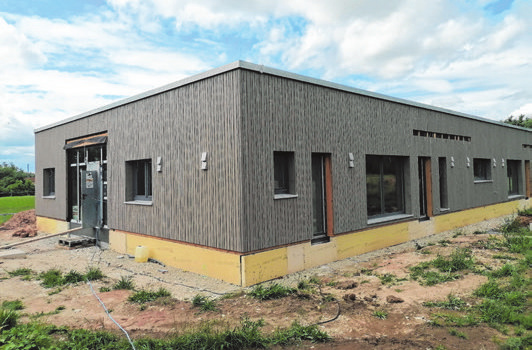 Der Neubau einer Kinderkrippe entsteht in der Nähe der Turnhalle.