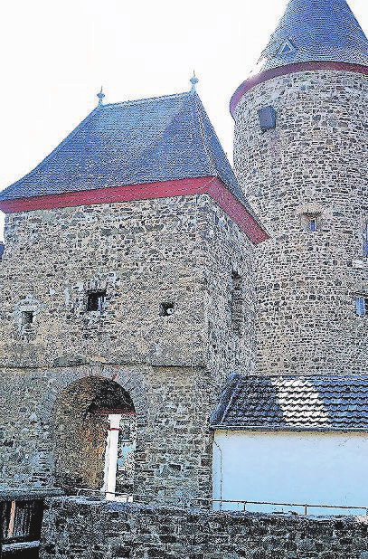 In und um die Rheinbacher Burg mit ihrem Bergfried, auch als Hexenturm bekannt, gibt es spannende Aktionen.