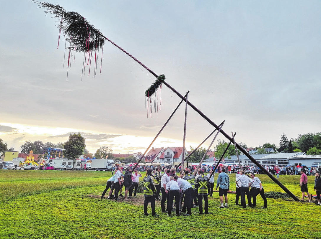 Baumaufstellen und Bieranstich gehören zu den traditionellen Programmpunkten der „Emskernger Kerwa“. Fotos: Rainer Weiskirchen (2)/Rainer Fritsch (3)