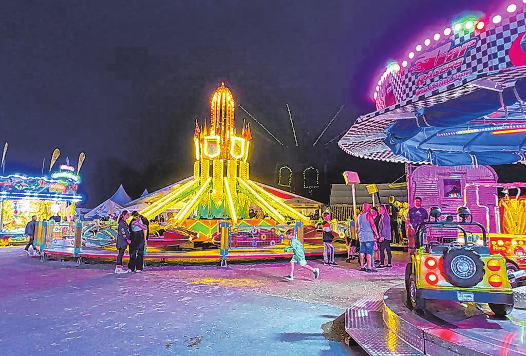 Am Festplatz kommen große und kleine Besucher auf ihre Kosten. Für Stimmung im Festzelt sorgen verschiedene Bands, darunter Volldampf. Krönender Höhepunkt der Kerwa ist das Prachtfeuerwerk am Dienstag. Fotos: Luca Paul (1)/Rainer Fritsch (1)/Mirko Friska (1)