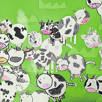 Jedes Kind der Zeichen-AG hatte eine eigene Kuh für die Sieger-Collage entworfen.