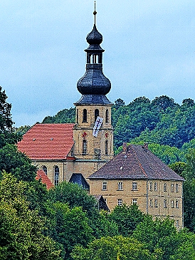 Die imposante Markgrafenkirche erhebt sich hoch über dem Weißmain- und Trebgasttal.