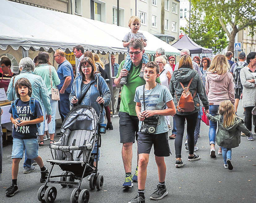 Am verkaufsoffenen Sonntag locken die Mengeder Geschäfte zum Shopping. FOTO SCHÜTZE (A)