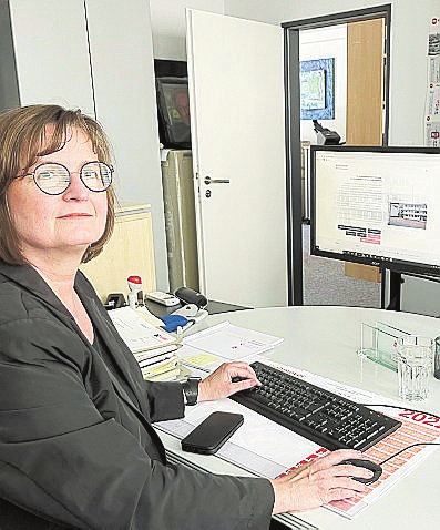 Elke Möller-Viehmeyer am Schreibtisch in ihrem Büro an der Semerteichstraße in Hörde. FOTO GASS