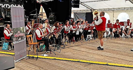 Die Blaskapelle Tiefenstockheim richtet heuer bereits zum zweiten Mal das beliebte Steckerlfischgrillen aus.