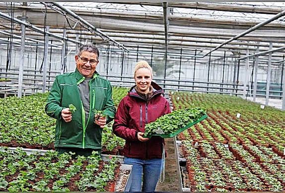 Inhaber Heinrich Degen und seine Tochter Sabrina sowie das gesamte Team der Gärtnerei Degen laden herzlich ein. FOTO: PR