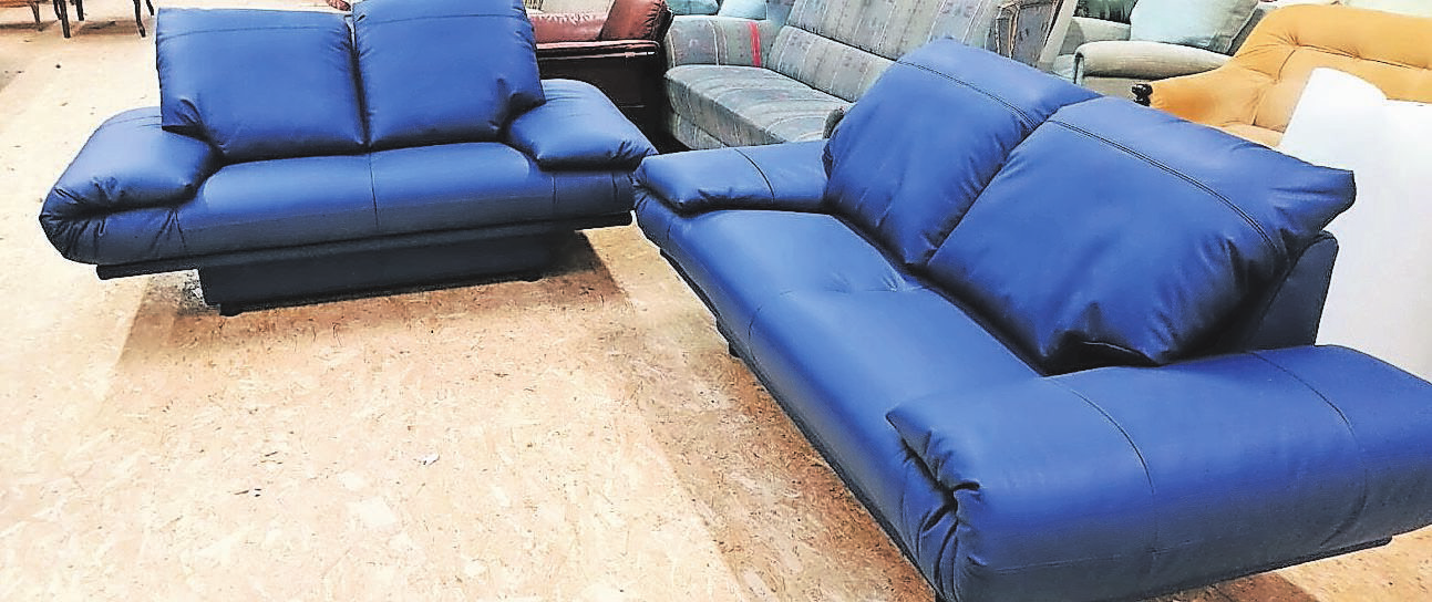 Die blauen Möbel erstrahlen nach der Aufarbeitung in neuem Glanz.