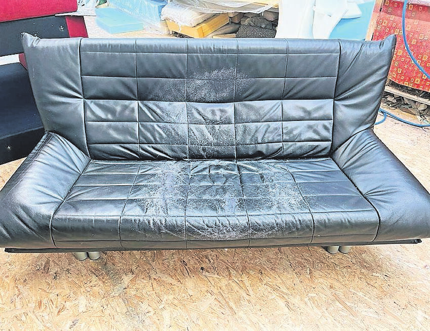 Das alte Sofa sah nicht mehr gemütlich aus.