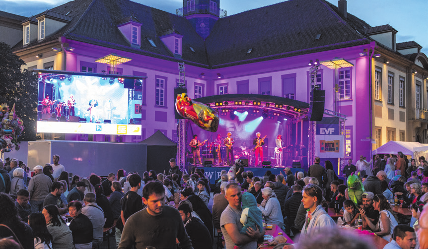 Das Göppinger Stadtfest lockt mit zahlreichen Attraktionen. Auch auf der Hauptbühne am Marktplatz wird wieder viel geboten. Foto: Staufenpress