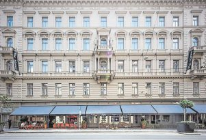 Hotelprojekt in Prag: speziell entwickelte Scherenarm-Markisen.