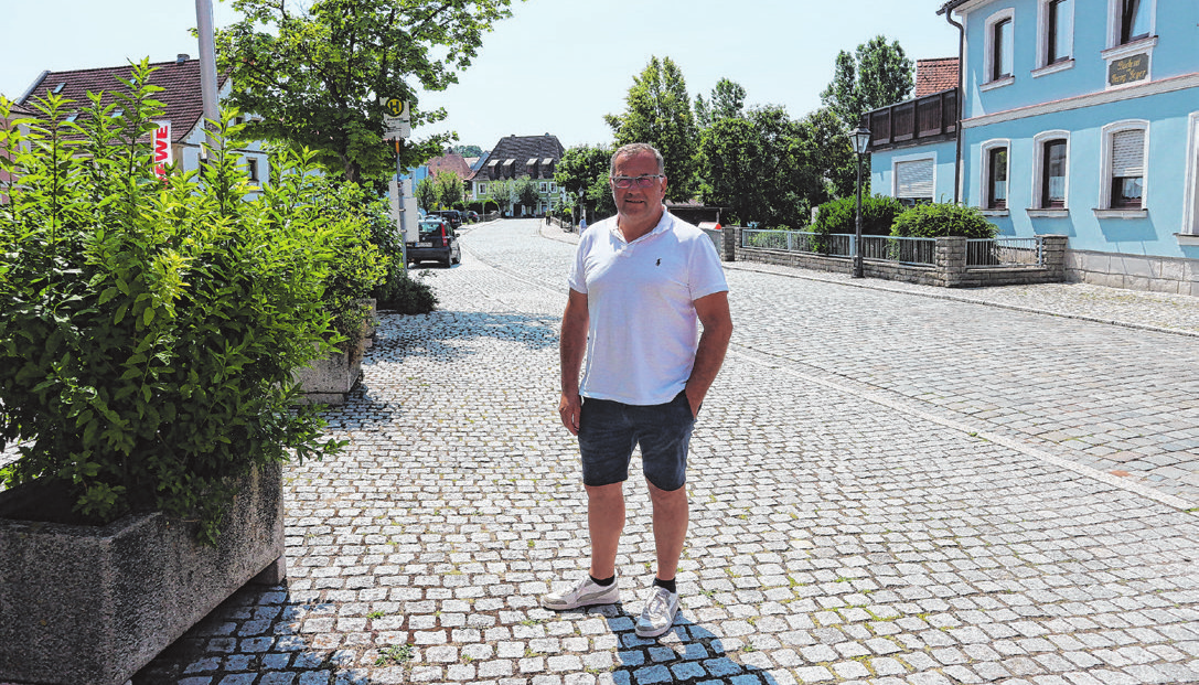 Bürgermeister Armin Luther beim Gehweg in der Nähe des Rathauses und der Ägidiuskirche, der barrierefrei ausgebaut werden soll. Fotos: Rainer Fritsch