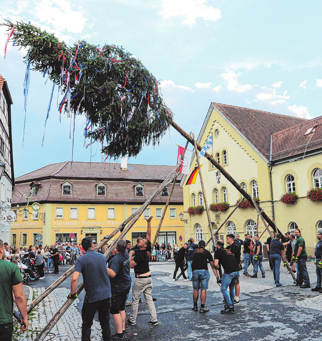 Der Kirchweihbaum wird am Samstag um 18 Uhr aufgestellt, danach erfolgt der Bieranstich mit Bürgermeister Claus Seifert, der von Festwirt Harald Barthelmeß und Brauereichef Sebastian Loscher unterstützt wird.