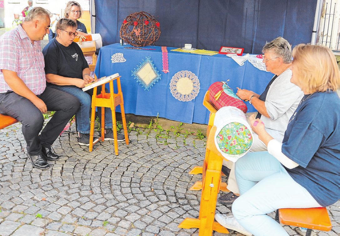 Bürgermeister Claus Seifert schaute den Klöppelfreunden Langenfeld bei der Demonstration ihrer Handwerkskunst über die Schulter.