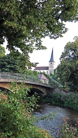 Die mächtig über dem Weißen Main thronende St. Gallus-Kirche ist bereits über 1000 Jahre alt.