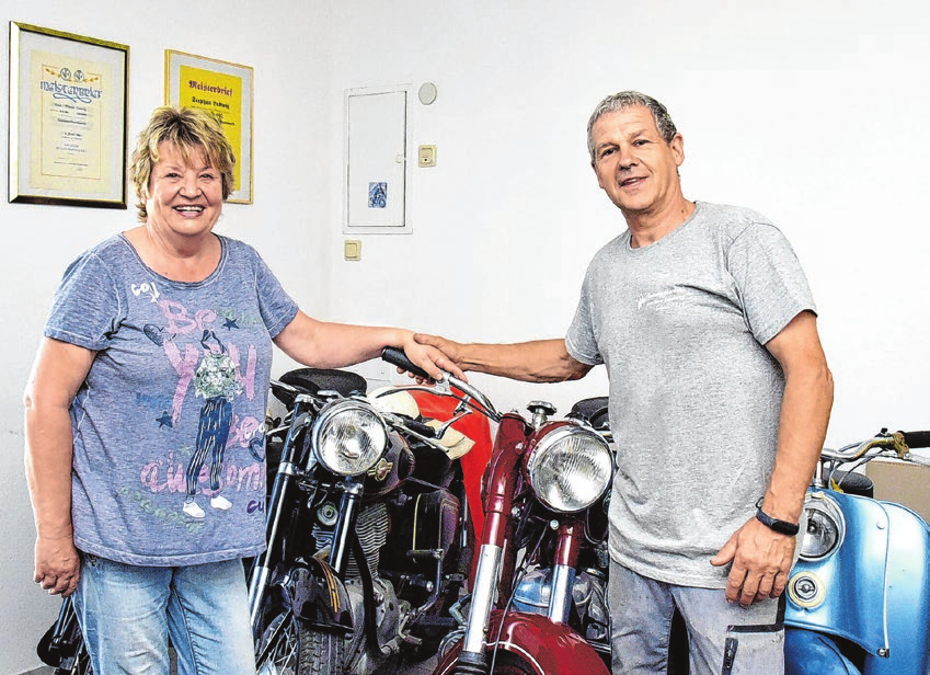 Petra und Lutz-Mario Ludwig im Büro der Lackiererei: Eine Auswahl alter Mopeds und Motorräder ist hier aufgereiht.