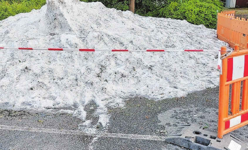 Nach dem Unwetter beginnt das große Aufräumen - und stellt sich die Frage, wer für die Schäden aufkommt.