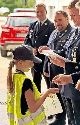 Im Juli hat die Kinderfeuerwehr der Neuschter Feuerwehr ihr einjähriges Bestehen gefeiert. Einige Kinder konnten bereits ihr erstes Abzeichen - die Kinderflamme - ablegen.