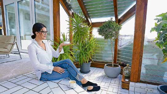 Nicht nur die Menschen fühlen sich in einem Wintergarten wohl, auch für Pflanzen ist der Glasanbau in jeder Jahreszeit mit dem passenden Sonnenschutz ein Paradies. Foto: djd/Schanz Rolladensysteme