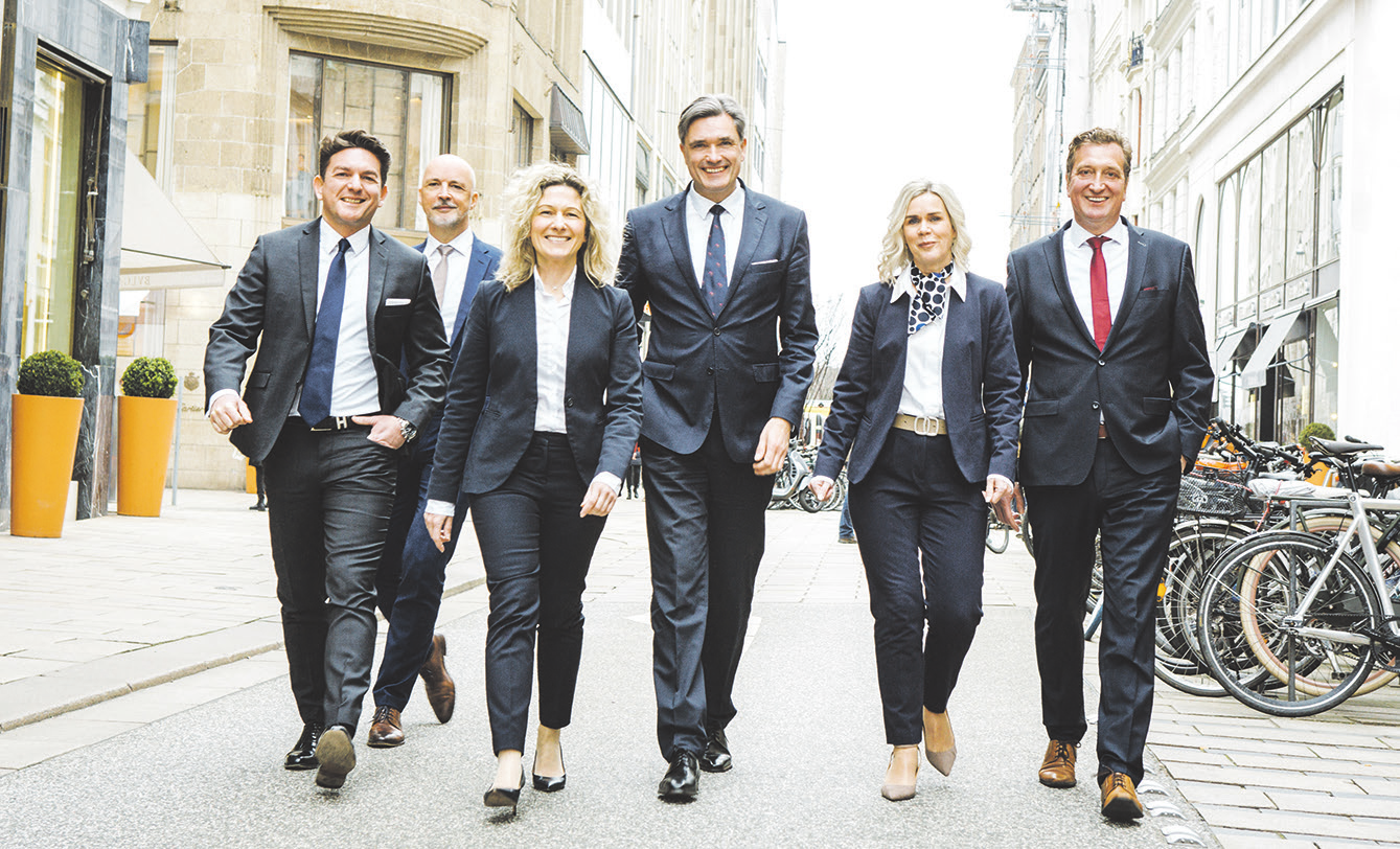 Daniela Brunke mit dem Hamburger Team der Sparkasse Holstein am Neuen Wall 30 (v.l.n.r.): Ron Ziemann, Andreas Neumann, Daniela Brunke, Johann-Heinrich Riekers, Jana Jetkowski und Axel Schnoor