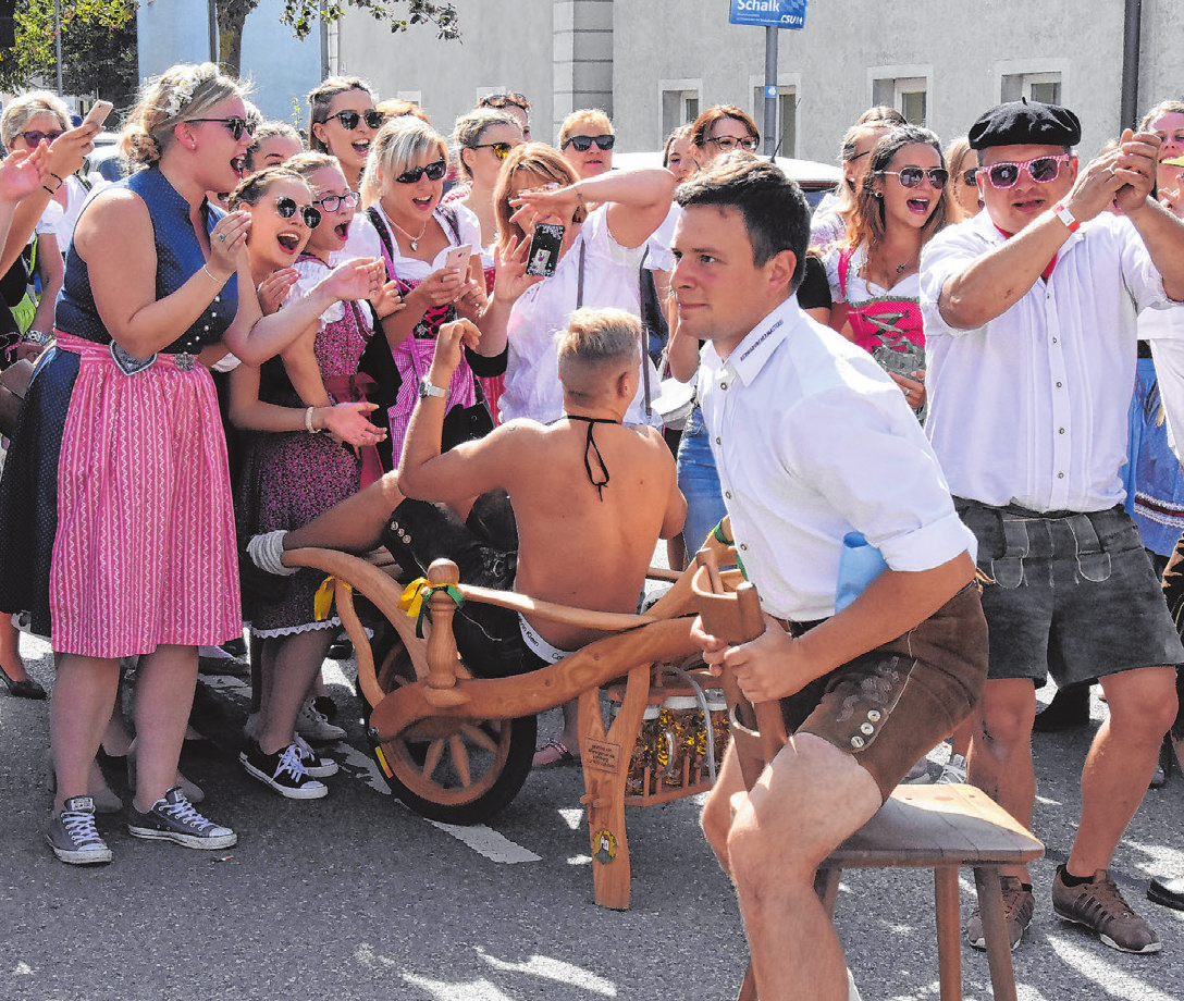 Stuhlreiter in Aktion: Die Zuschauer feuern die beteiligten Akteure leidenschaftlich an.