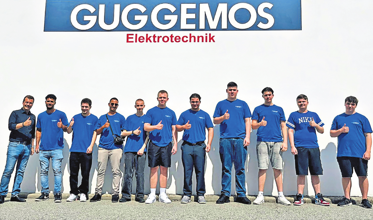 Zehn neue Auszubildene als Elektroniker für Energie und Gebäudetechnik durfte Geschäftsführer Michael Simmeth (Bild links) bei der Firma Guggemos Elektrotechnik, zum „Guggemos Infotag 2023“ begrüßen.