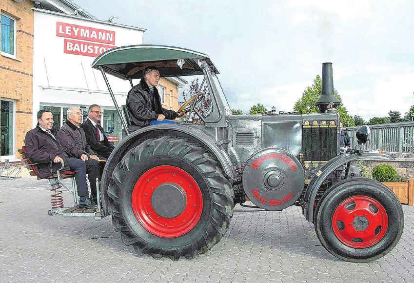 Historisches Foto: Eine fröhliche Treckerfahrt mit Ralf Wittke vom Schlepperfreunde Philadelphia e. V. begeisterte im Juni 2015 Philipp Leymann, Albert Leymann und Stephan Rosery (v. l.).