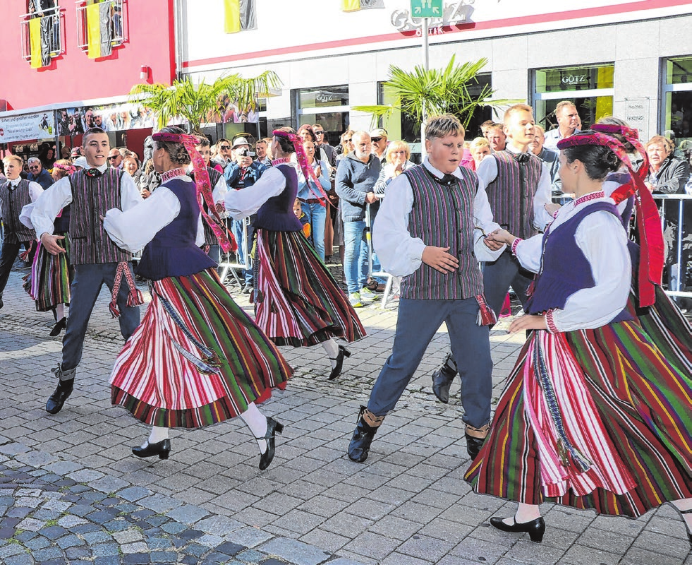 Eine Delegation aus dem litauischen Jurbarkas tanzt sich beim Festumzug durch die Straßen.
