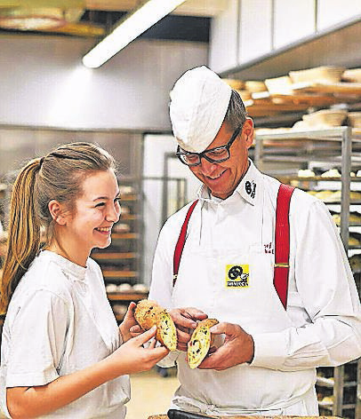 Sophie und Josef Hinkel backen Lieblingsbrot.
