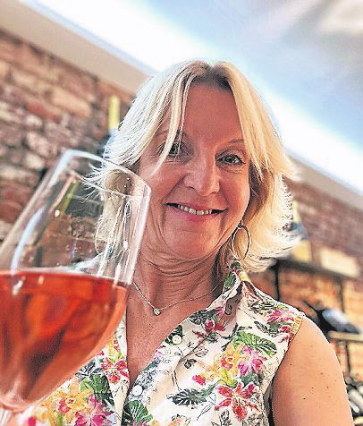 Birgit Felzmann begrüßt ihre Kunden morgen mit einem Glas Frizzante Rosé.