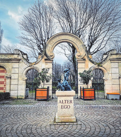 Nicht nur Hunde finden ihre letzte Ruhestätte auf dem weltweit bekanntesten Tierfriedhof „Cimetiere des chiens“ in Frankreich. Foto: adobe.stock