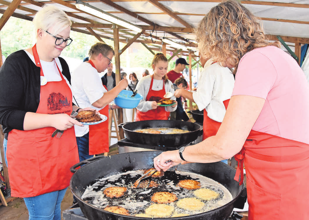 Bei der Traditionsveranstaltung werden Kartoffelpuffer im Akkord gebacken. Foto: HAZ/NP Archiv
