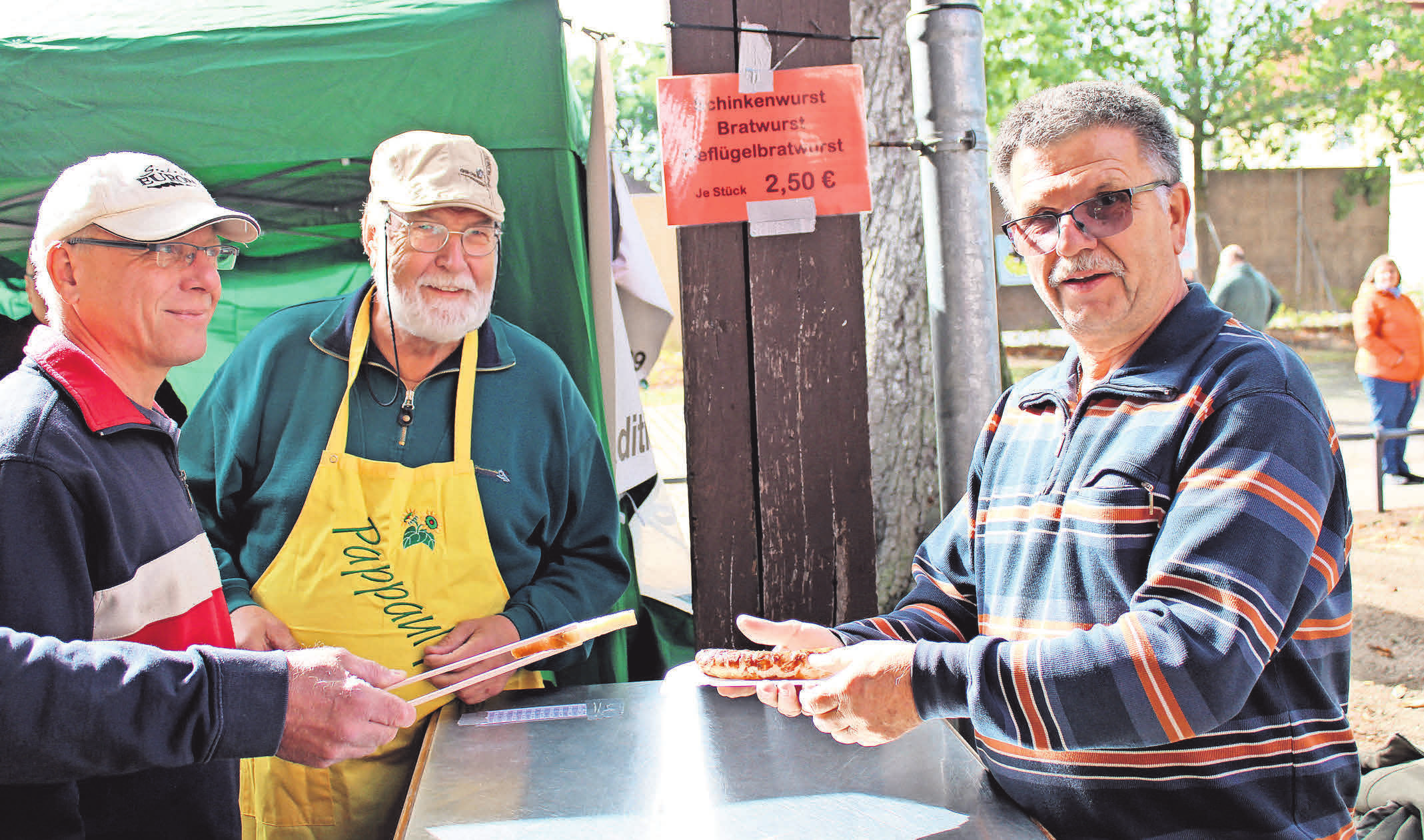 Auch Ortsbürgermeister Norbert Vanin (rechts) hat sich im vergangenen Jahr am Grillstand der Traditionskameradschaft eine Bratwurst schmecken lassen. Fotos: HAZ/NP Archiv