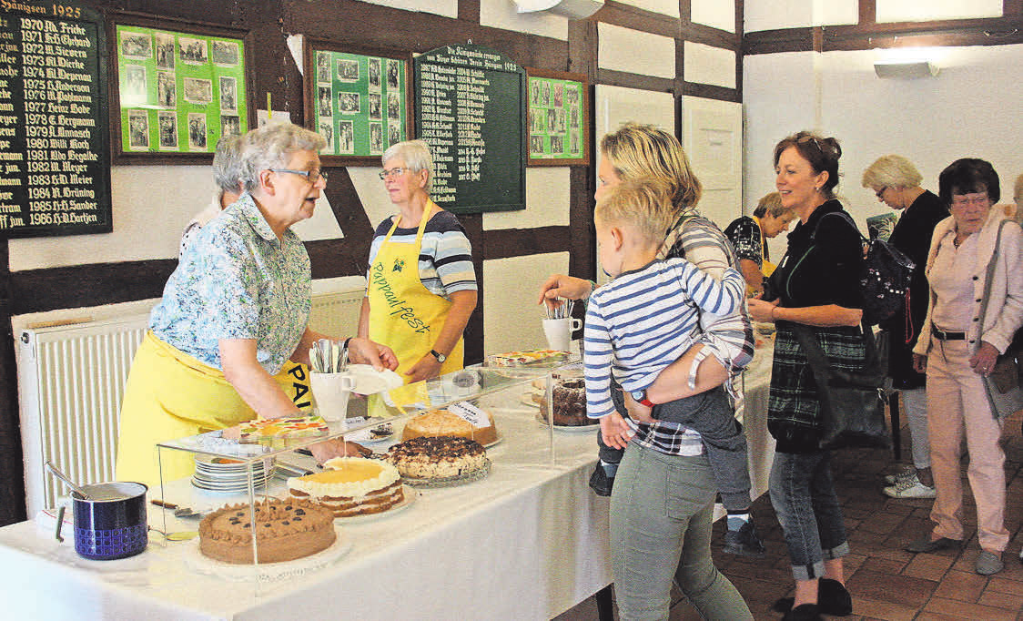In der Kaffeestube bieten die Landfrauen und der Heimatbund selbstgebackenen Kuchen an.