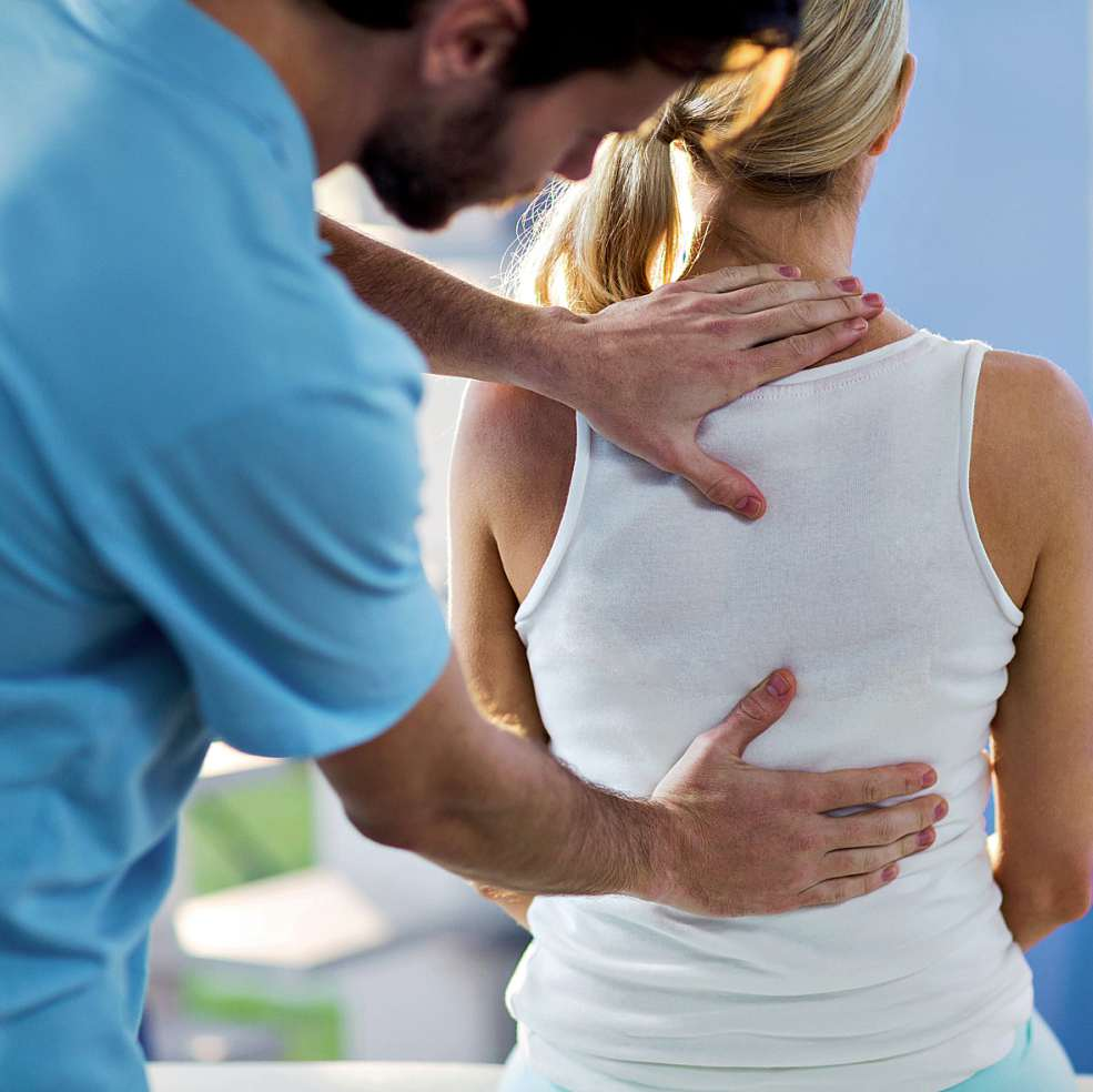 Regelmäßige Physiotherapie ist eine große Hilfe, denn gezieltes Training stärkt die Rückenmuskulatur. FOTO: STOCK.ADOBE.COM