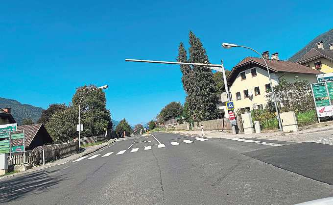 In Radenthein kommen Kinder nicht über die starkbefahrene Straße, wo Tempolimit 80 herrscht, was einen Übergang erschwert. Foto: Elisa Aschbacher