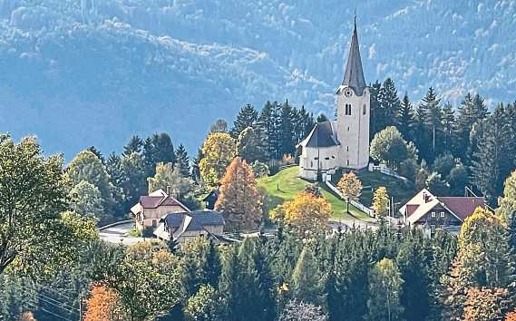 Vom idyllischen Bergdorf St. Oswald führt ein Wanderweg zu den rätselhaften Steinen.