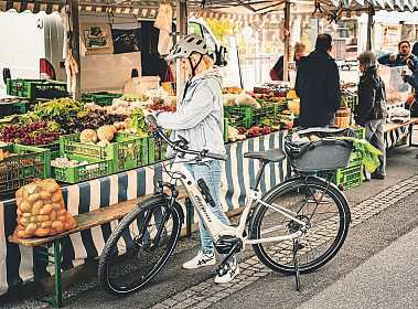 Mit dem „Firmenrad“ nach der Arbeit oder am Wochenende bequem unterwegs. Fotos: zvg