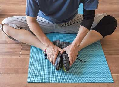 Dehnen und Aufwärmen sollten zur Fitnessroutine gehören. Foto: aomas-stock.adobe.com