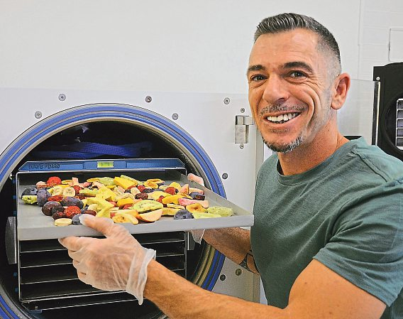 Stefan Rauter hat sich seinen Lebenstraum, selbstständig zu werden, erfüllt. Seit Monaten produziert er gefriergetrocknete Früchte.