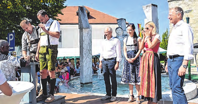 Pfarrer Innocent Nwafor, DI (FH) Christian Kübek, MBA (Geschäftsführer Weinbergmaier), Bürgermeister Karl Mayr, Dr. Gerald Spitzer (Geschäftsführer Weinbergmaier), Heidi Bruckner (Bestattung Bruckner), Ines Ruttensteiner (Direktorin VS Wolfern) und LH Mag. Thomas Stelzer beim Knödel-Toto. Foto: Marktgemeinde Wolfern