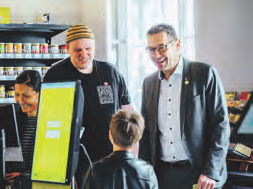 Bgm. Markus Vogl (Steyr) ist begeistert, wie der neue Dorfladen den ehemaligen Leerstand am Wieserfeldplatz belebt. Foto: Julia Ludwig