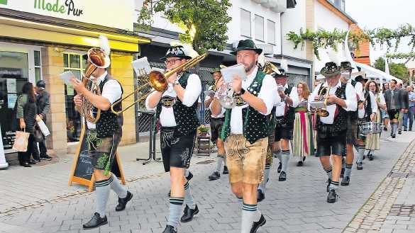 Mit Blasmusik zieht der Festumzug vom Pfalzplatz zum Festzelt.    FOTO: MARKUS PACHER/GRATIS