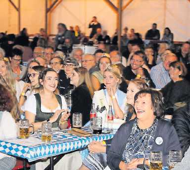 Bei Blasmusik, frisch gezapftem Bier und leckeren Speisen wird im Festzelt drei Tage lang gefeiert. FOTO: MARKUS PACHER/GRATIS