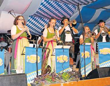 Blaskapellen und Partybands erobern die Festzeltbühne im Wechsel. FOTO: MARKUS PACHER/GRATIS