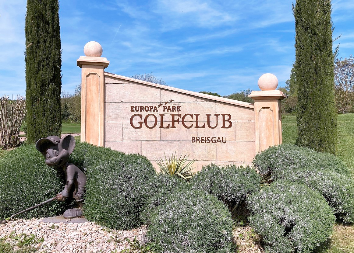 Der Europa-Park Golfclub Breisgau heißt Gäste willkommen.