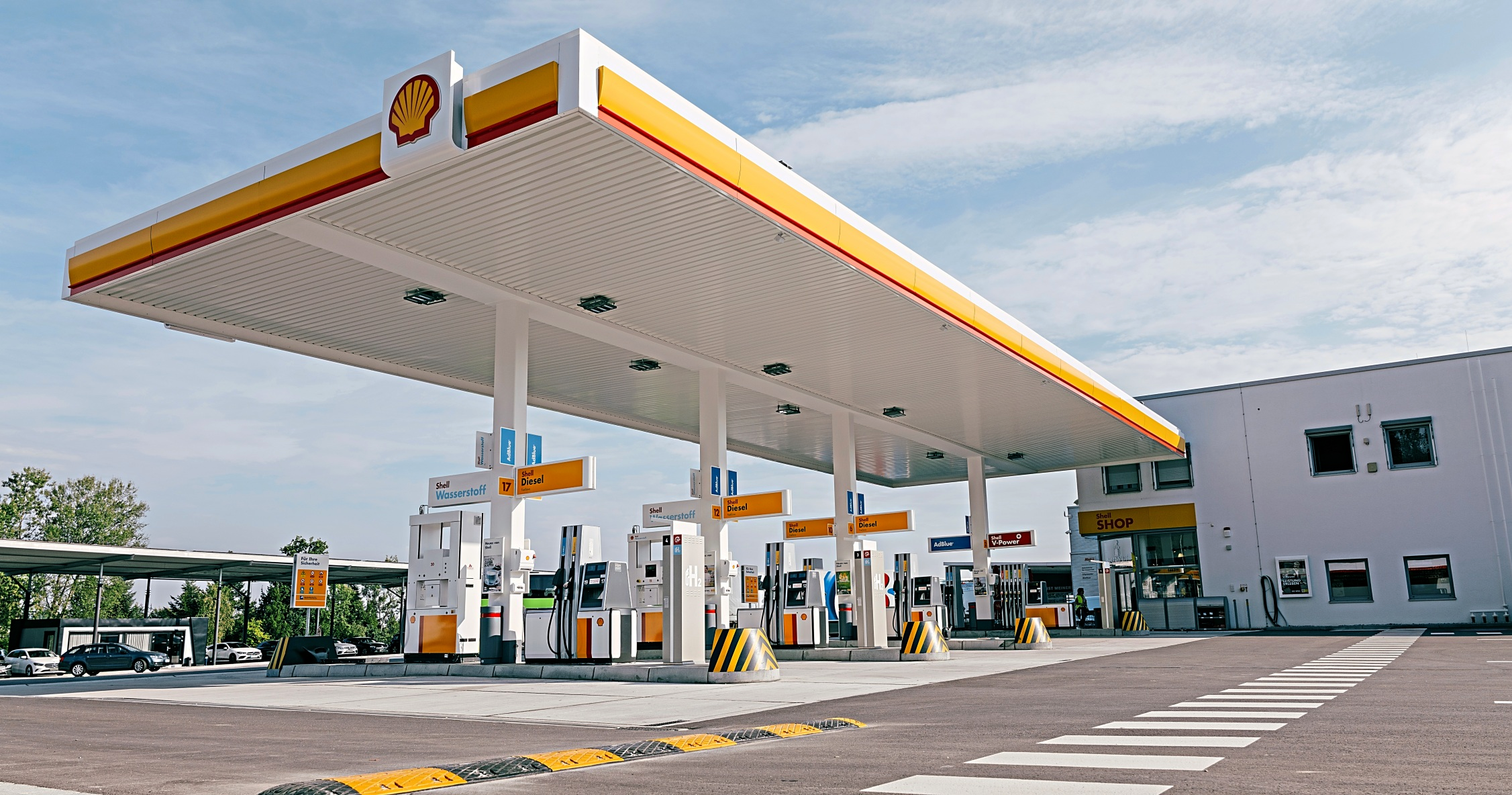 Tankstelle für konventionelle Kraftstoffe und Ad Blue für Pkw und Lkw, sowie Wasserstoff für Lkws