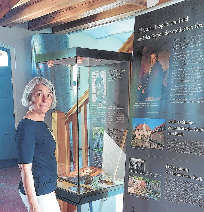 Mitarbeiterin Kerstin Kirsch vor der neuen Vitrine in der Ausstellung in Groß Ziethen. Foto: saschu 