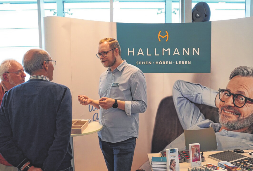 Hightech zum Greifen nah: Hörakustikmeister Christoph Koltzenburg informierte am Hallmann-Stand über die neuesten Technologien und beantwortete zahlreiche Fragen rund um das Thema Hörgeräte.