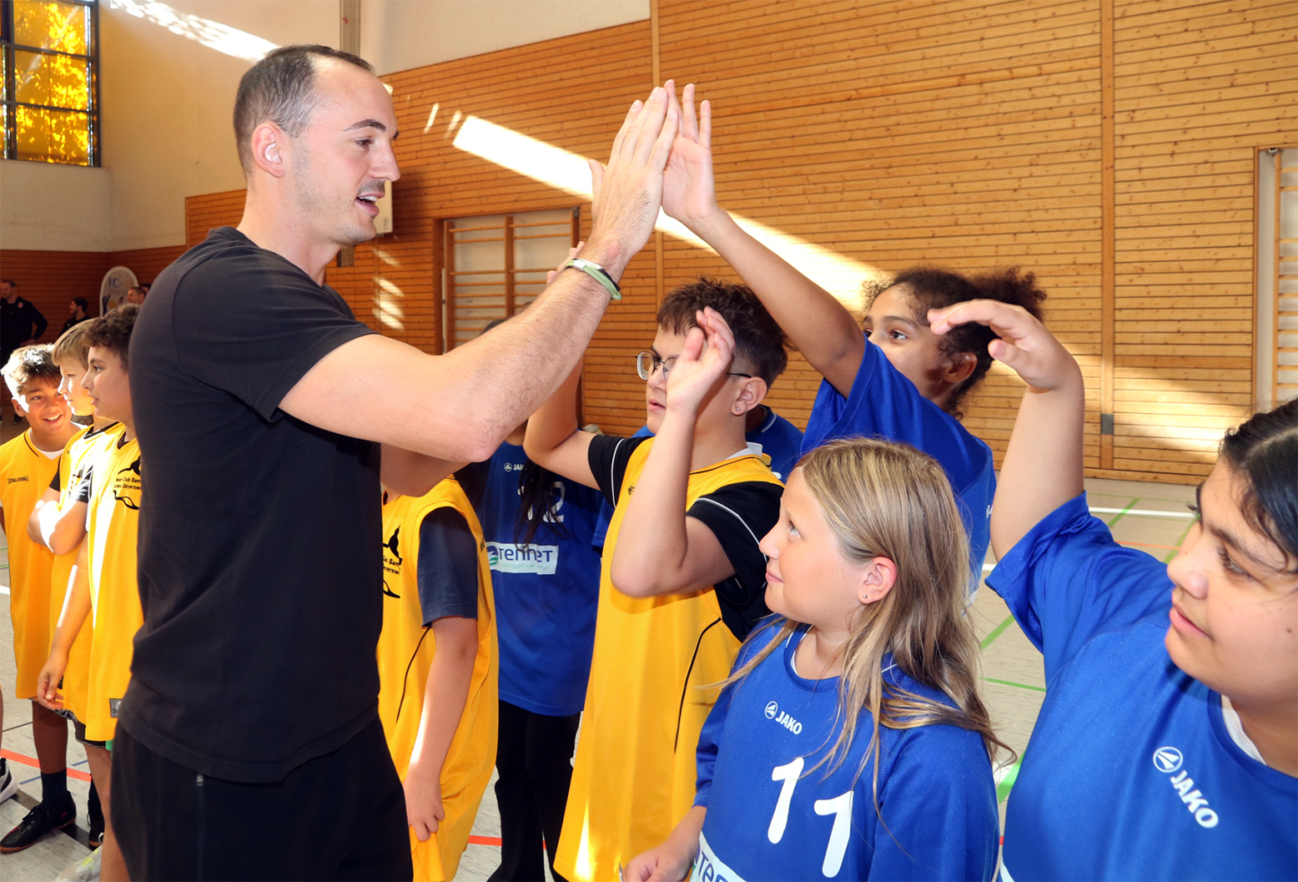 Rückkehrer Karsten Tadda ist auch abseits des Parketts ein gefragter Akteur der Bamberg Baskets, hier beim Förderschultag in Stegaurach.