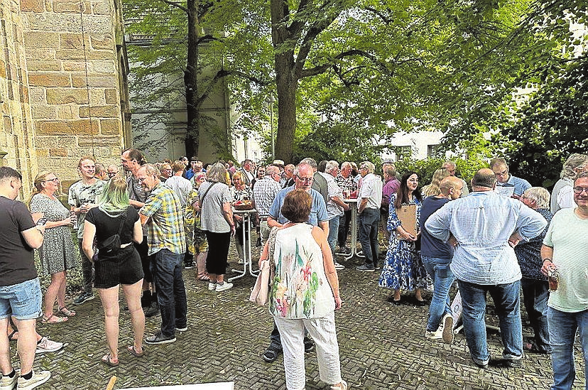 Bach der Ehrung gab es eine kleine Feier unter den Kirchbäumen. FOTO BERGMANN